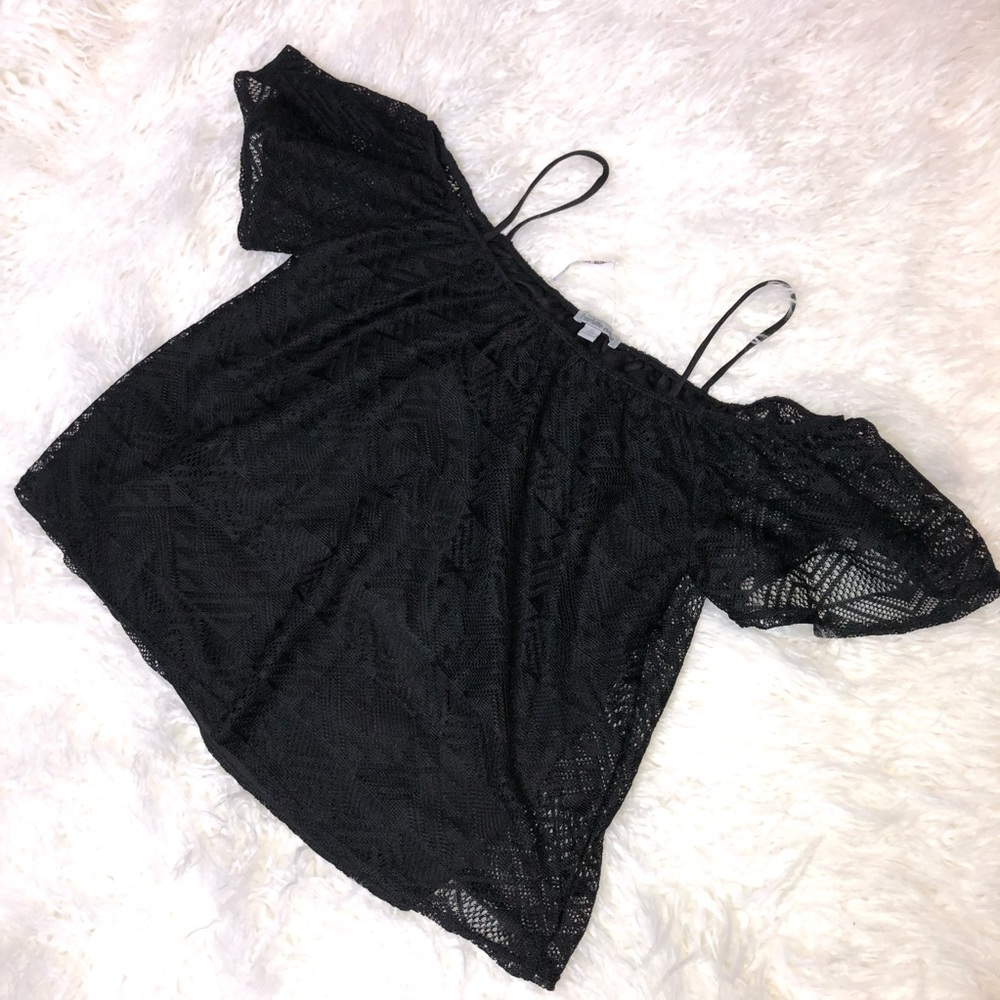 ☀️NWT off the shoulder lace shirt